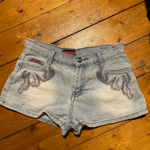 Shorts  - Mega söta Shorts med märken på fram och baksida💕 för stora för mig, köpta second hand! Inga defekter☀️