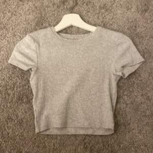 Hej! Säljer denna gråa tajta t-shirt den på grund av att du inte kommer till användning fint skick oanvänd!