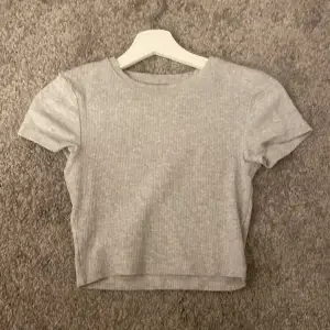 Hej! Säljer denna gråa tajta t-shirt den på grund av att du inte kommer till användning fint skick oanvänd!