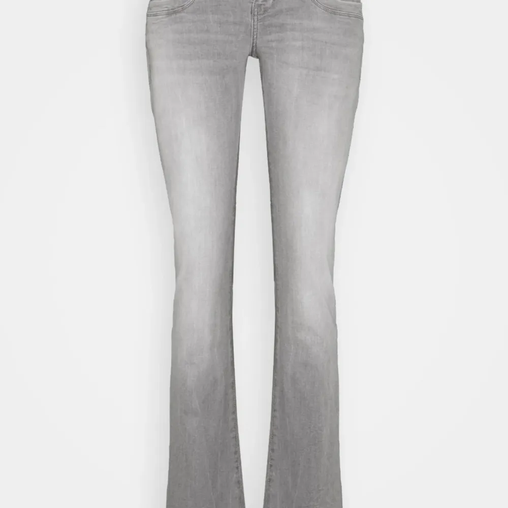 Säljer mina gråa ltb jeans då jag inte använt de på ett tag eftersom de är lite för stora. Jag är 163 lång.  Skriv för midjemått och längd osv  . Jeans & Byxor.