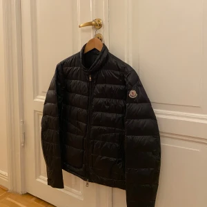 Moncler acorus - Jacka i bra skick som är perfekt nu när värmen börjar komma☀️ 
