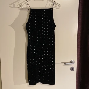 Klänning hm strl M - Säljes i mycket fint skick!  Perfekta party klänningen 🥳  Kolla gärna in mina andra annonser för samfrakt. 