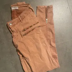 Coola rosa jeans från zara med unika detaljer, stretchiga💞