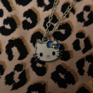 Hello Kitty Halsband - Bello biddy w blue bow