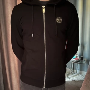 PHILIPP PLEIN half-skull hoodie  - Comes with OG Box 9/10 condition, worn gently and only a few times. Nypris: 750€