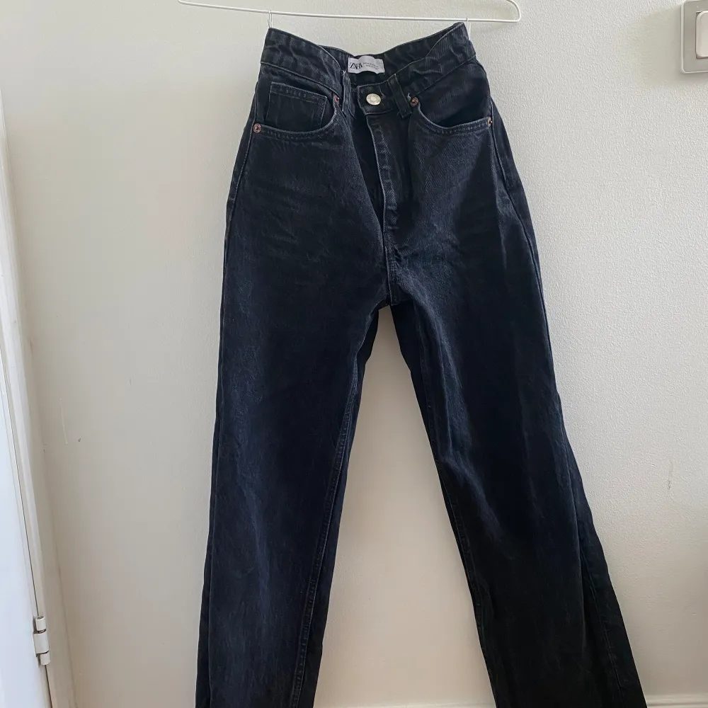 Ett par svarta vida högmidjade jeans i storlek 32. De är i fint skick och har använts några gånger. Jag är 161cm lång och jeansen går ner till mina fötter Säljer för att jag inte använder de längre . Jeans & Byxor.