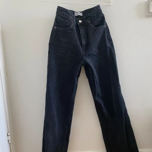 Wide Leg Black Jeans - Ett par svarta vida högmidjade jeans i storlek 32. De är i fint skick och har använts några gånger. Jag är 161cm lång och jeansen går ner till mina fötter Säljer för att jag inte använder de längre 
