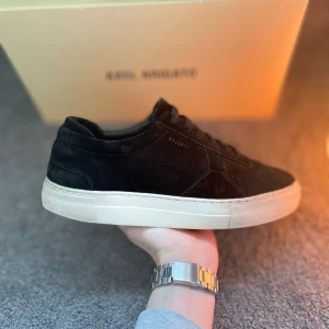 Axel Arigato Platform - Säljer dessa feta arigatos, sjukt stilrena o enkla att styla🙌 Nypriset är 2500kr Mitt pris är 649kr Finns liten defekt på sulan men ingenting man tänker på när dom sitter på foten. Undrar du något så är det endast att fråga🤙 Priset går att diskutera💵