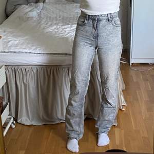 Gråa jeans med hög midja från Bershka i storlek 32/XS. Bra skick! Använt några få gånger. Jag är 161cm och jeansen går ner lite längre ner på fötterna på mig.  Säljer för att jag inte använder jeansen längre