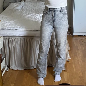 High waist straight leg grey jeans - Gråa jeans med hög midja från Bershka i storlek 32/XS. Bra skick! Använt några få gånger. Jag är 161cm och jeansen går ner lite längre ner på fötterna på mig.  Säljer för att jag inte använder jeansen längre