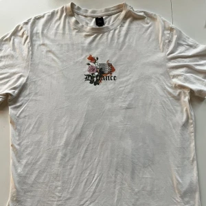 Graphic tröja River Island - Denna tröja har blivit lite för stor för mig men är fläck- och skadefri. Tröjan är i ett relativt tunt material men håller trots det värmen bra. 