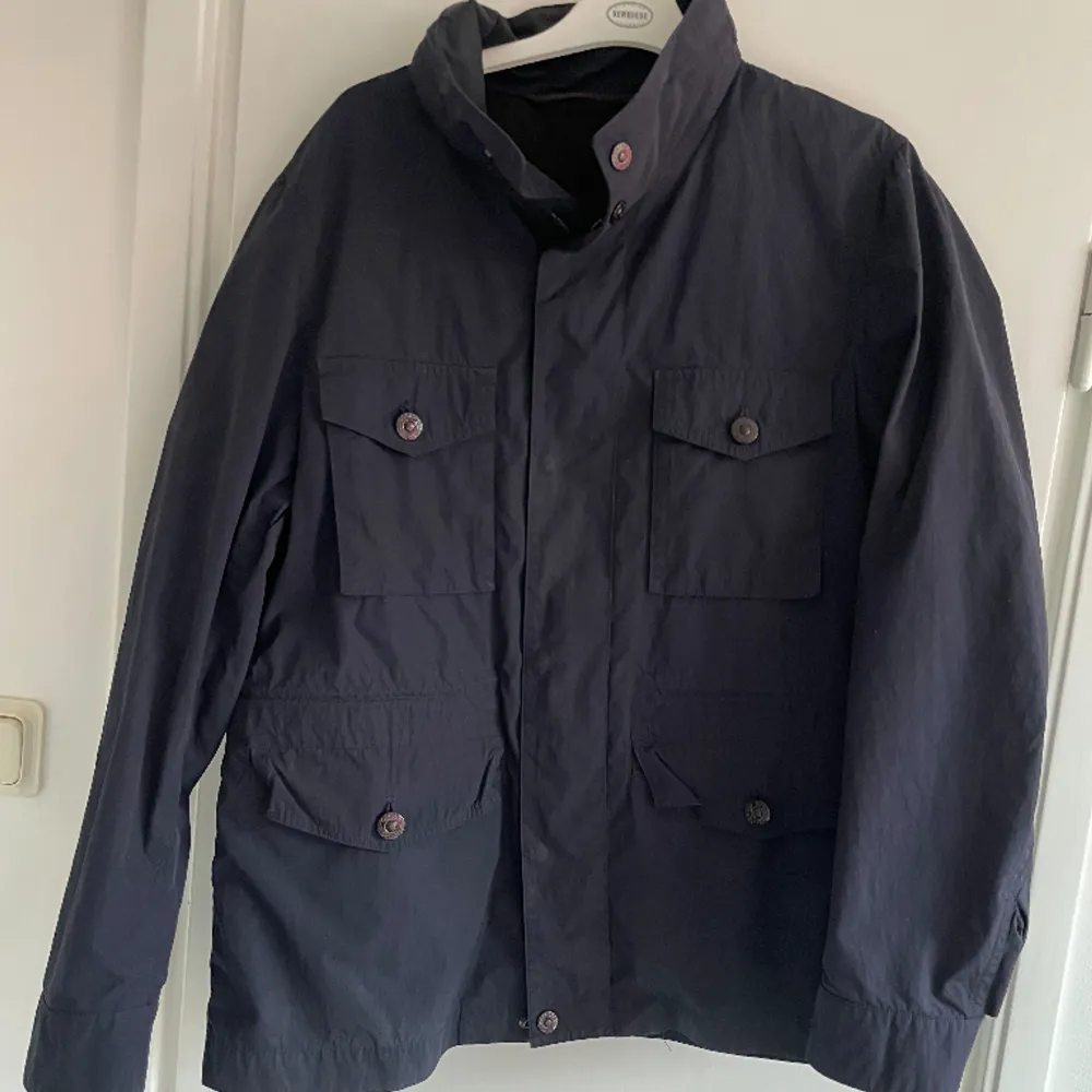 Säljer nu en denna marinblåa Field jacket från Oscar Jacobson med bra kvalitet. Inga defekter, väldigt sparsamt använd och mycket bra skick på den. Perfekt inför våren! . Jackor.