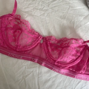 Lounge bh - Mycket bra skick! Knappt använd då den var på gränsen till för liten och därmed blev väldigt oskön, Liten i storleken så skulle säga att den är 70C
