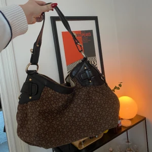 Skitsnygg dknyväska💓 - Fint skick!  ✨✨Saknar enbart själva dragkedjehandtaget men påverkar inte funktionen!💓Äkta dkny! Dustbag medföljer!
