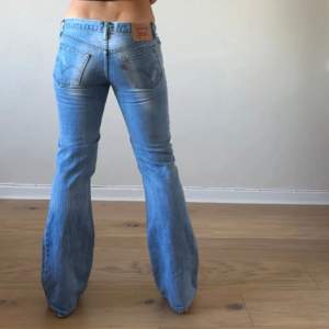 Jättefina lågmidjade Levis jeans i bra skick❤️ Midjemåttet är 76cm och innerbenalängden är 80cm, inte jag på bilden