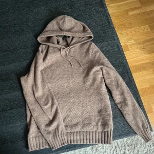 Stickad Hoodie  - Stickad Hoodie från Dressman storlek M Skick 10/10