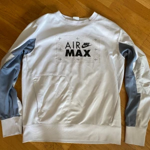 Nike hoodie - Säljer en nike sweatshirt/hoodie. Använd några gånger, skick 9/10. Storlek M passar S också skriv för mer info!