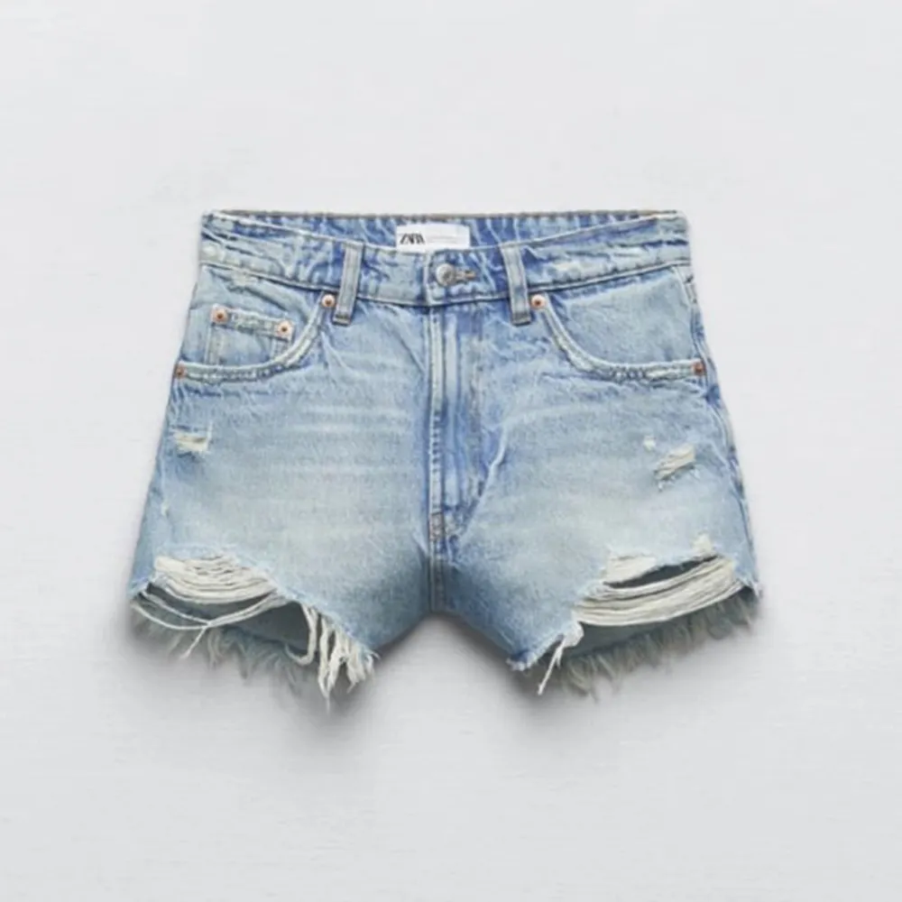 Säljer dessa Mid Wasited Shorts från Zara! Använt 2-4 gånger! Bra skick!! 💞💞 Tryck på köp nu ifall du ska köpa💞💞. Shorts.