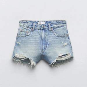 Säljer dessa Mid Wasited Shorts från Zara! Använt 2-4 gånger! Bra skick!! 💞💞 Tryck på köp nu ifall du ska köpa💞💞