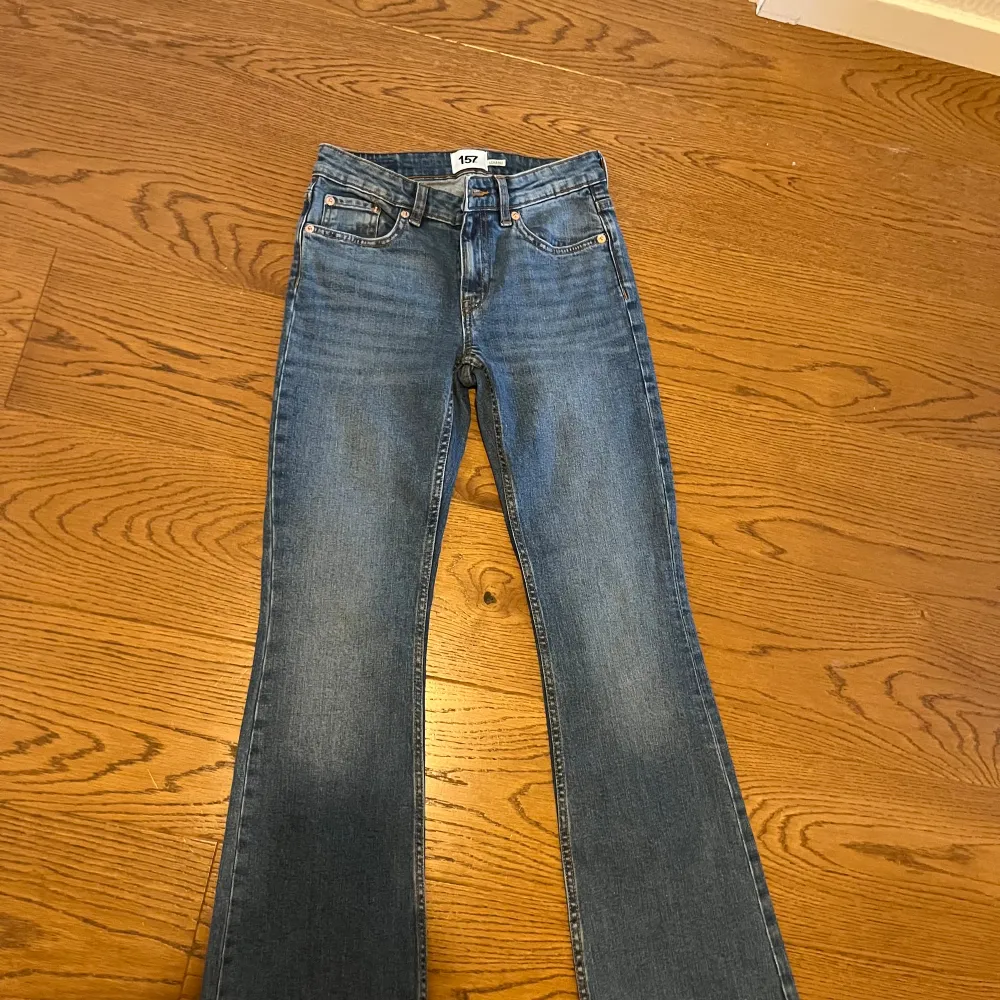 Säljer dessa jeans från lager 157 då dom tyvärr är för korta för mej. Dom är low wais och bootcut och aldrig använda och köpte dom för 400kr. Jeans & Byxor.