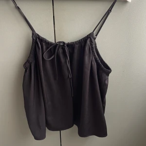 Svart linne med rosett  - Gulligt linne, använt fåtal gånger ❤️‍🩹