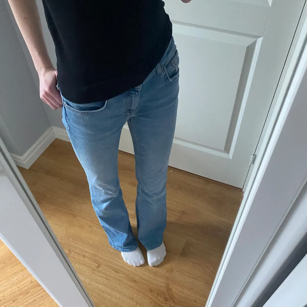 Fina low waist bootcut jeans från lager 157💕 de är nästan aldrig använda, så nyskick💕 storlek S/32, innerbenslängden är 84 cm och midjemåttet är 37,5 cm💕 köpta för 399 . Jeans & Byxor.