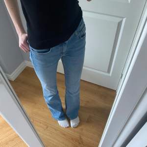 Fina low waist bootcut jeans från lager 157💕 de är nästan aldrig använda, så nyskick💕 storlek S/32, innerbenslängden är 84 cm och midjemåttet är 37,5 cm💕 köpta för 399 