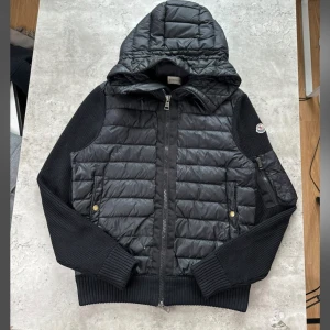 Moncler cardigan  - Moncler cardigan till salu, en riktig bra vår jacka. Säljer den på grund av att den blivit liten på mig och tycker att det är dags för en ny jacka. Jackan är storlek S och perfekt för den kommande våren🍂🍁. Ps det är först till kvarn som gäller 💲