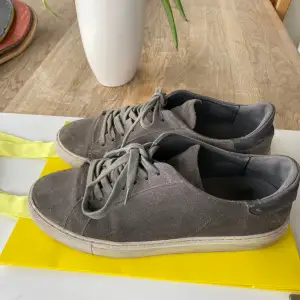 Sjukt snygga Axel arigato skor i storleken 41 Köptes i london för ca 3200 kr men kostar i Sverige 2500 kr