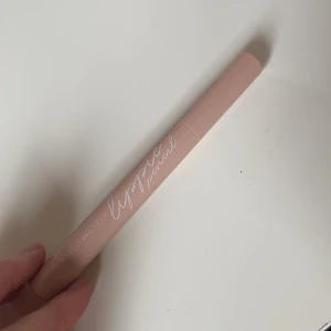 Läppenna - Färg: Rose Dust Endast testad men använder inte läpprodukter med färg då de inte passar mig! Nypris: 109kr