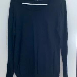 ”Basic” tröja strl 36/38 - Säljes i begagnat skick. Kolla gärna in mina andra annonser för samfrakt!