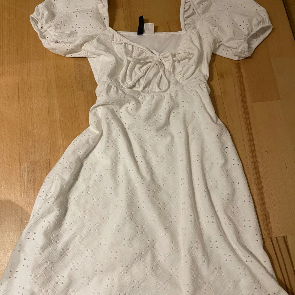 Jätte fin vit spets klänning! Perfekt till midsommar! Använd endast en gång. Köpte för 300 säljer därför för 150kr pris går att diskutera!. Klänningar.