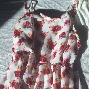 En jättefin sommar klänning ifrån H&M, jag tror att storleken är XXS  alltså barnstorlek men man skulle kunna göra om den till en kjol 🫶🏼 Aldrig använd! 