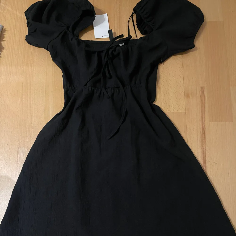Jätte fin svart klänning! Perfekt till en sommar kväll. !OANVÄND! Köpte för 300 säljer därmed för 150kr. Pris går att diskutera! Säljer eftersom den är för liten.. Klänningar.