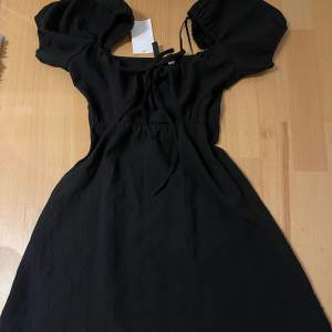 Jätte fin svart klänning! Perfekt till en sommar kväll. !OANVÄND! Köpte för 300 säljer därmed för 150kr. Pris går att diskutera! Säljer eftersom den är för liten.