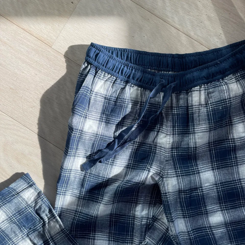 Oanvända pyjamasbyxor med lappen kvar. Jeans & Byxor.