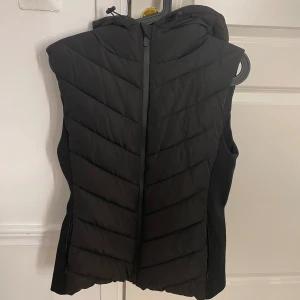 Zara väst - Svart zara väst. Storlek L. I mycket bra skick. Kontakta mig privat för fler bilder eller mer information!😊✌️