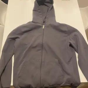 Boohooman zip-up hoodie (lite oversize) funkar därför kanske som Large också