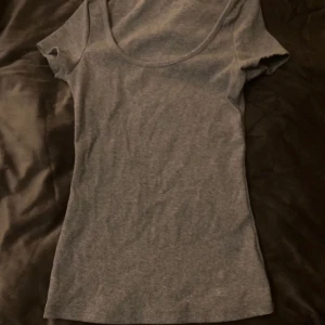 Ljusgrå tight topp - Säljer denhär tröjan då den inte använts så den säljes i bra skick.