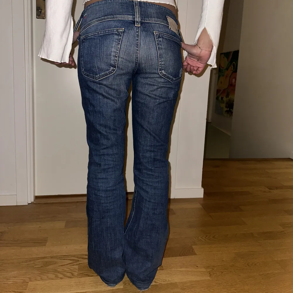 Jättesnygga jeans ifrån diesel! Så fina detaljer och perfekt bootcut💞 Innerbenet är 74 cm och midjan rakt över 36 cm❤️. Jeans & Byxor.
