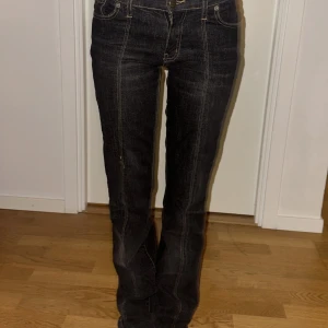 Snyggaste jeansen  - Säljer dessa så sjukt snygga jeansen med så fina detaljer längs benen! I en svart/grå färg.  LÄS BIO