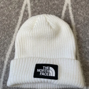 the north face mössa - säljer en helt oanvänd the north face mössa. Jag har endast testat den på mig och den satt inte som jag trodde. 