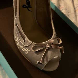 Vintage replay satin klackar - Säljer dessa ursnygga vintage klackar då de är för små för mig! Supersnygg silverfärg med fina rosetter som visas på bild💝