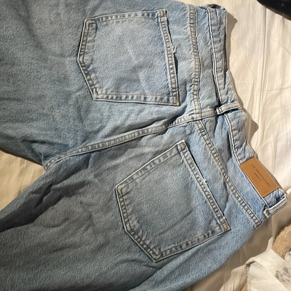 Säljer mian jeans från gina tricot ser väldigt skrynkliga ut men går att fixa med strykjärn sitter otroligt fint på och har en väldigt fin slits,storlek (38). Jeans & Byxor.