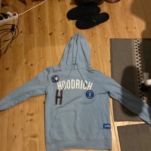 ljusblå hoodrich tröja - hoodrich tröja som knappt e använd, har storlek M men passar lika bra på S. 