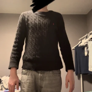 Raulph lauren kabel stickad - En kabel stickad polo tröja i strlk 14-16  Jag är 170 och den är mest liten i ärmarna så ja skulle säga att 165 hade vart den perfekta längden  
