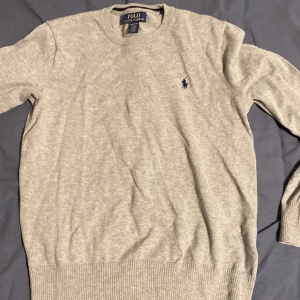 Polo sweater, storlek S 14-16  - Fett skön polo sweater storlek S, fett skön inga defekter 