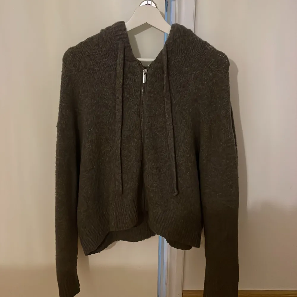 Fin stickad tröja från Zara som inte kommer till användning. Färgen är brun/grå. Och det är storlek Xs-S. Tröjor & Koftor.