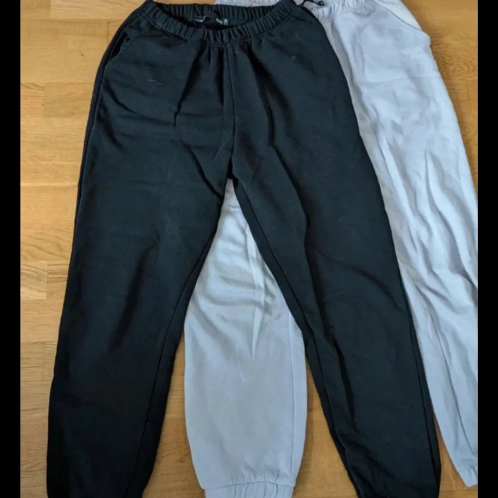 Sparsamt använd sweatpants i två färger: svart och ljuslila! Kan säljas separat och passar xs-m skulle jag säga🤍. Jeans & Byxor.