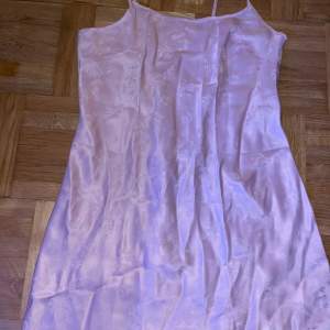 Ljus rosa klänning i silke, aldrig använd ( dock testat den)  Stl. 38/40
